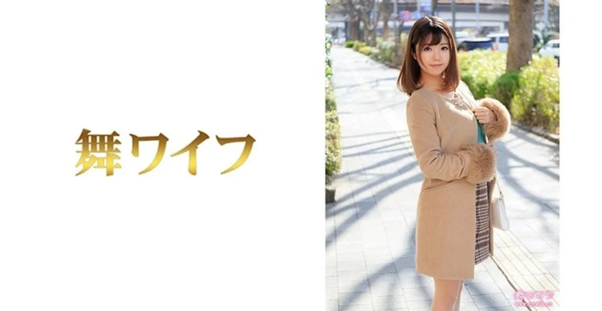 白色吊带裙超甜美短发美女外围小姐姐 很主动脱光光骑在身上 69姿势口交舔屌跪着深喉 修长美腿肩上扛